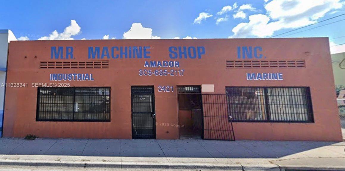 Main image without alt text