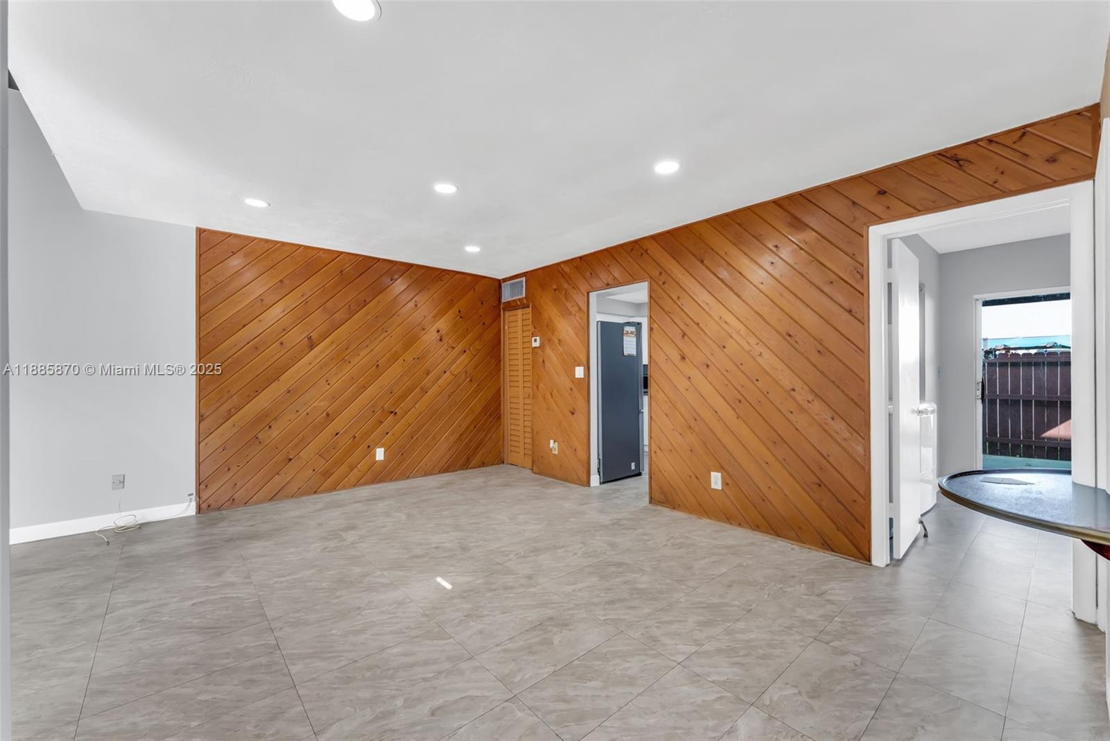 SNAPPER CREEK TOWNHOUSES - Residential