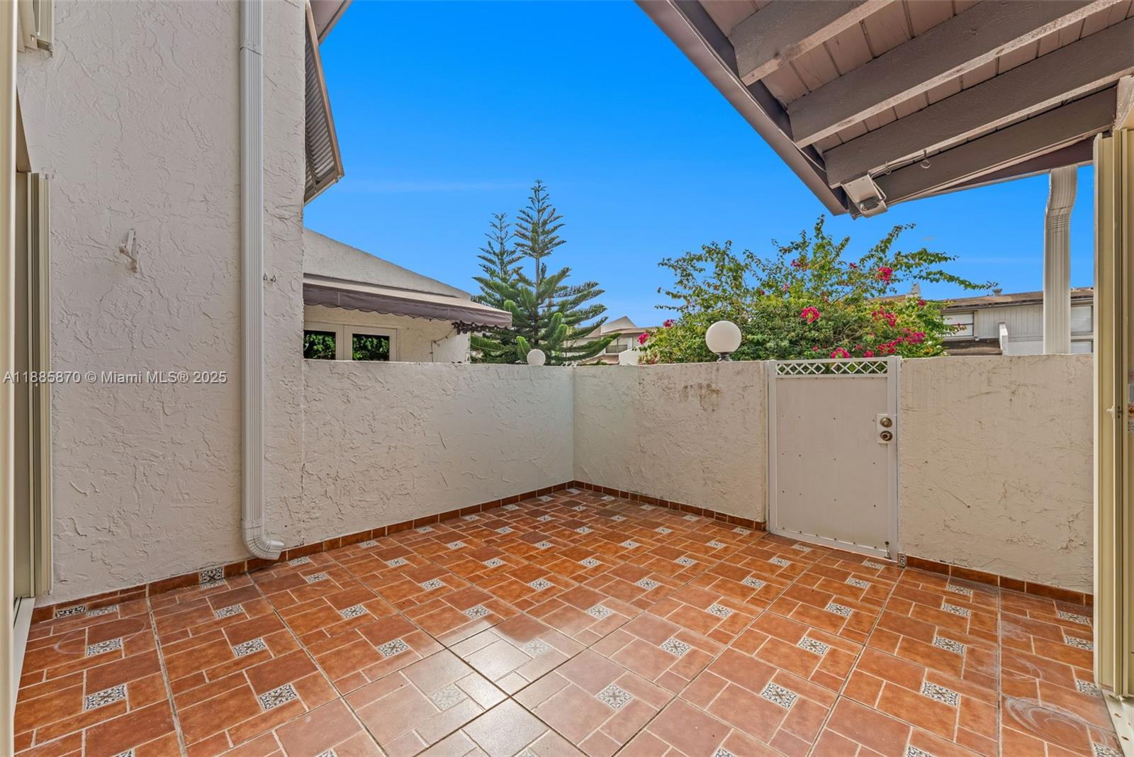 SNAPPER CREEK TOWNHOUSES - Residential