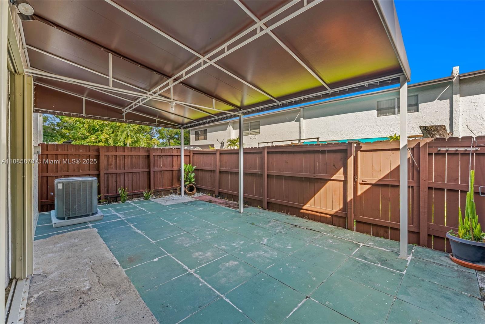 SNAPPER CREEK TOWNHOUSES - Residential