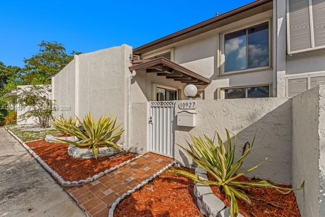 SNAPPER CREEK TOWNHOUSES - Residential