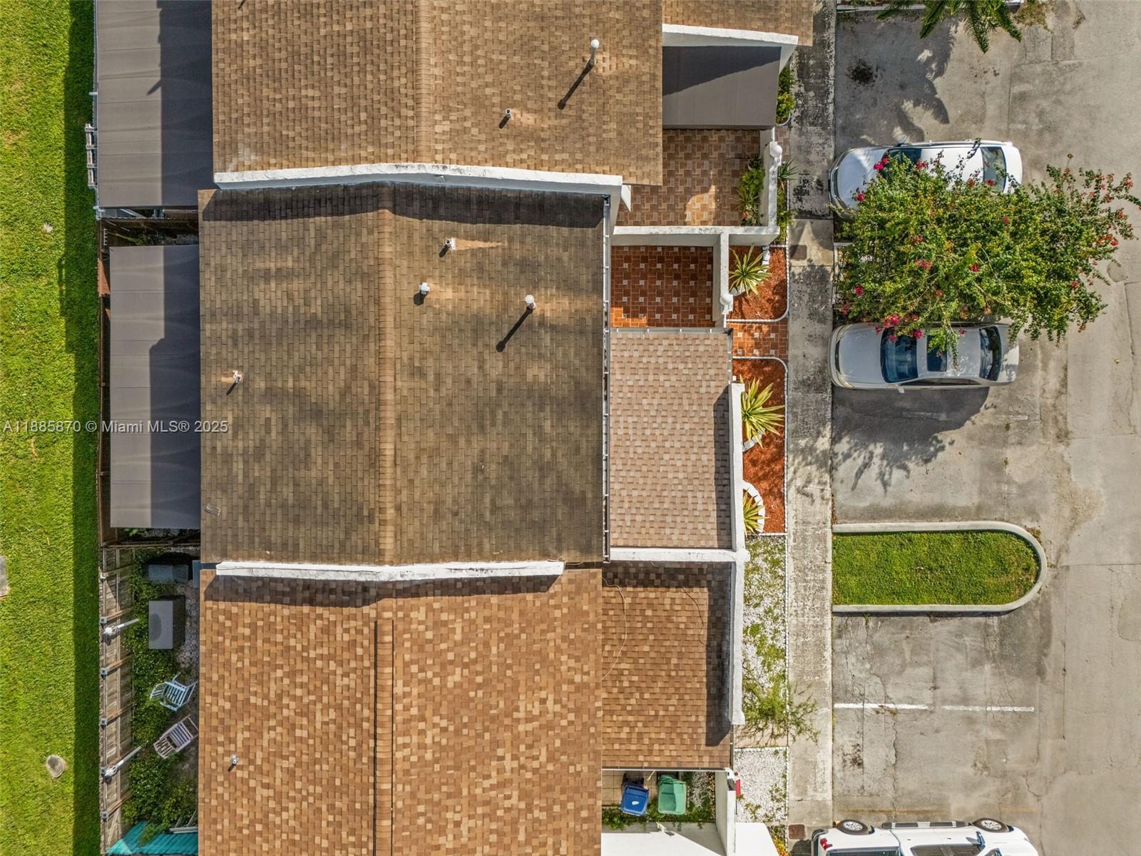 SNAPPER CREEK TOWNHOUSES - Residential