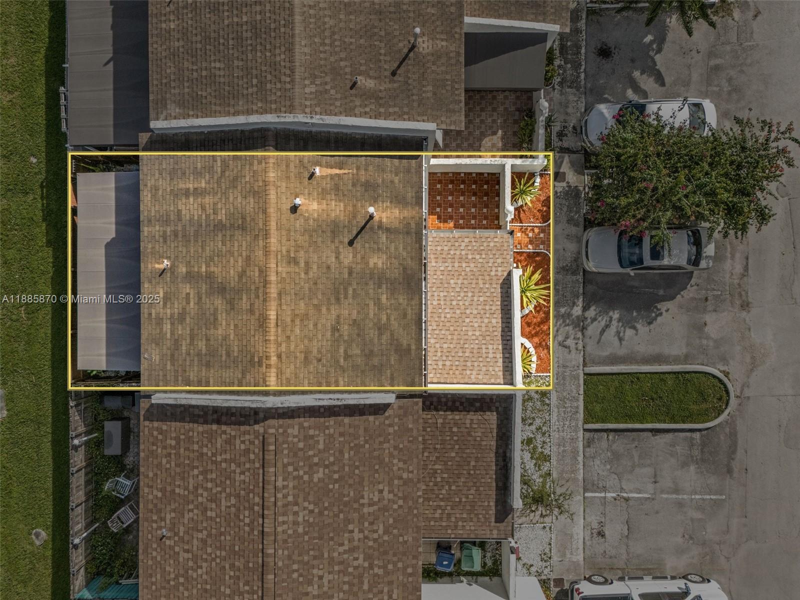 SNAPPER CREEK TOWNHOUSES - Residential