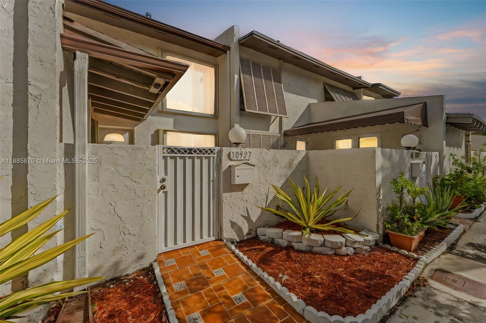 SNAPPER CREEK TOWNHOUSES - Residential
