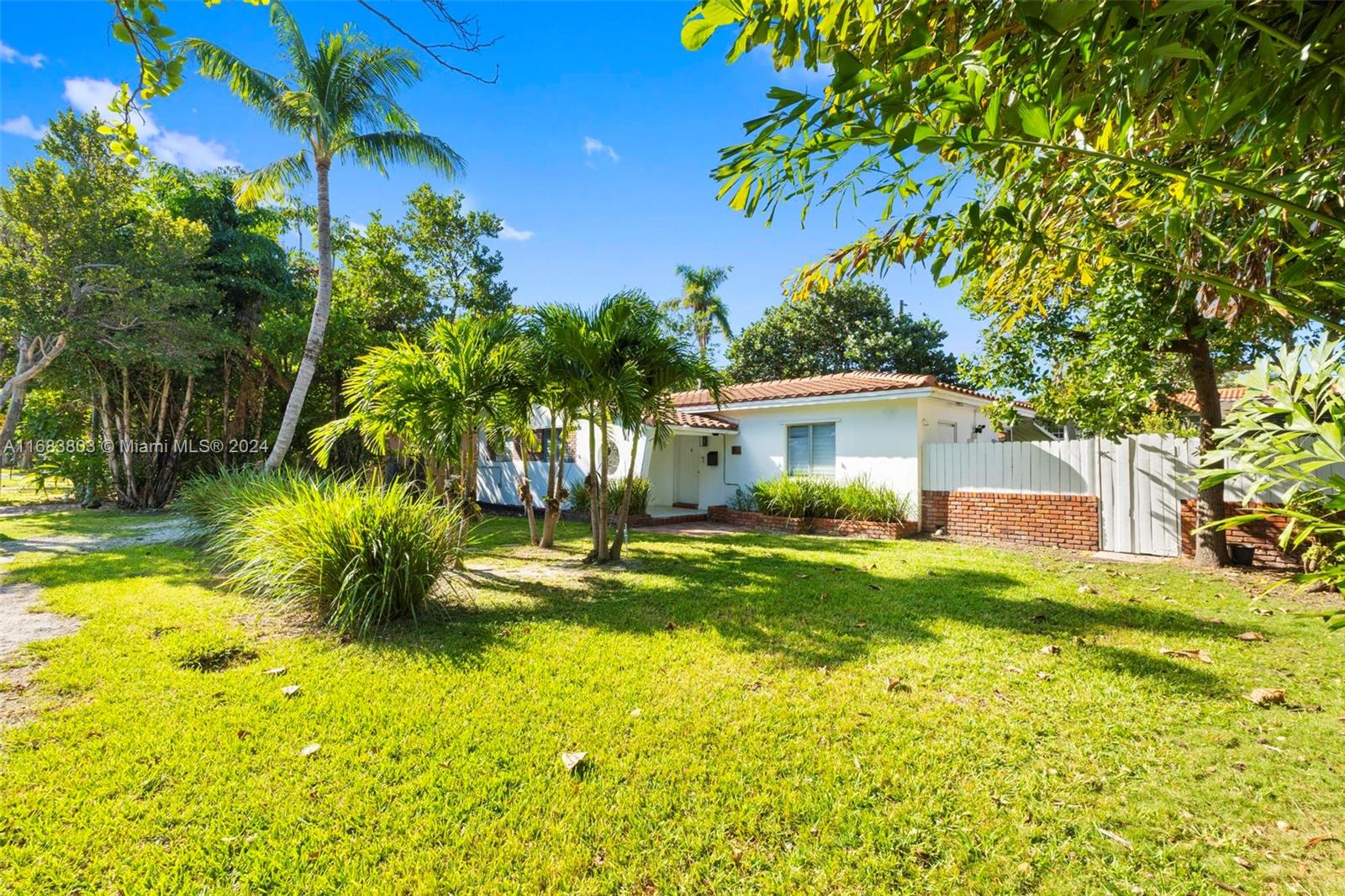 738 Fernwood Rd, Key Biscayne, Miami-Dade County, Florida - 3 Bedrooms  
2 Bathrooms - 