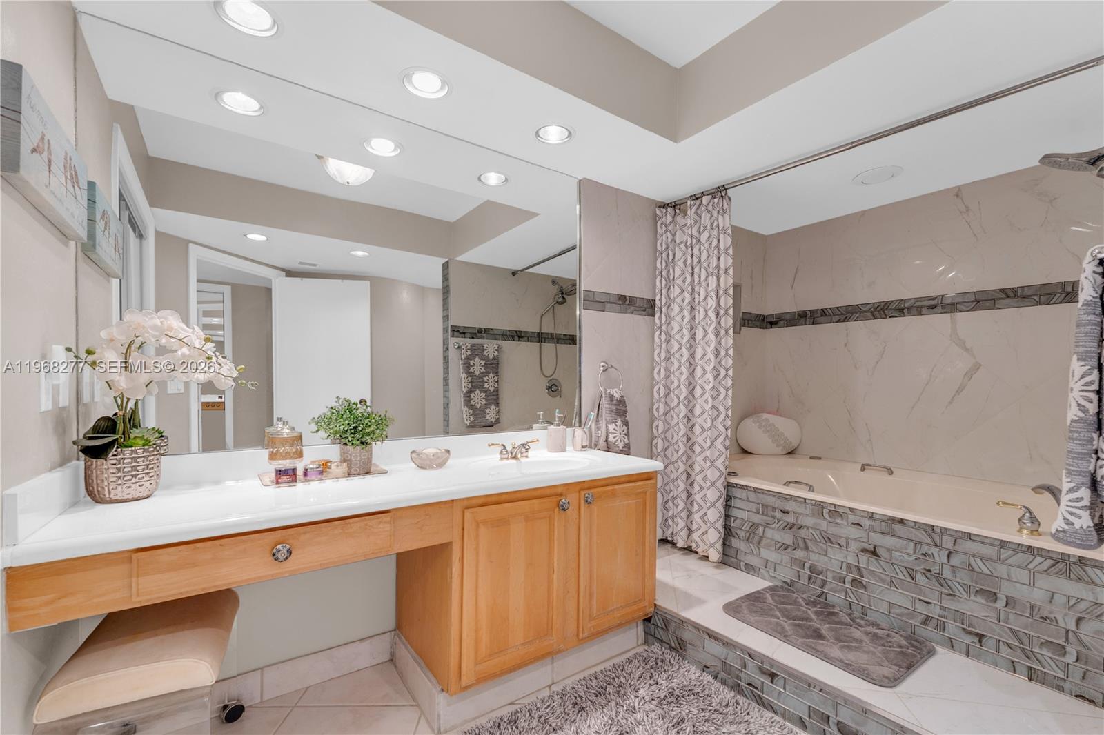 GALLEON CONDO - Residential