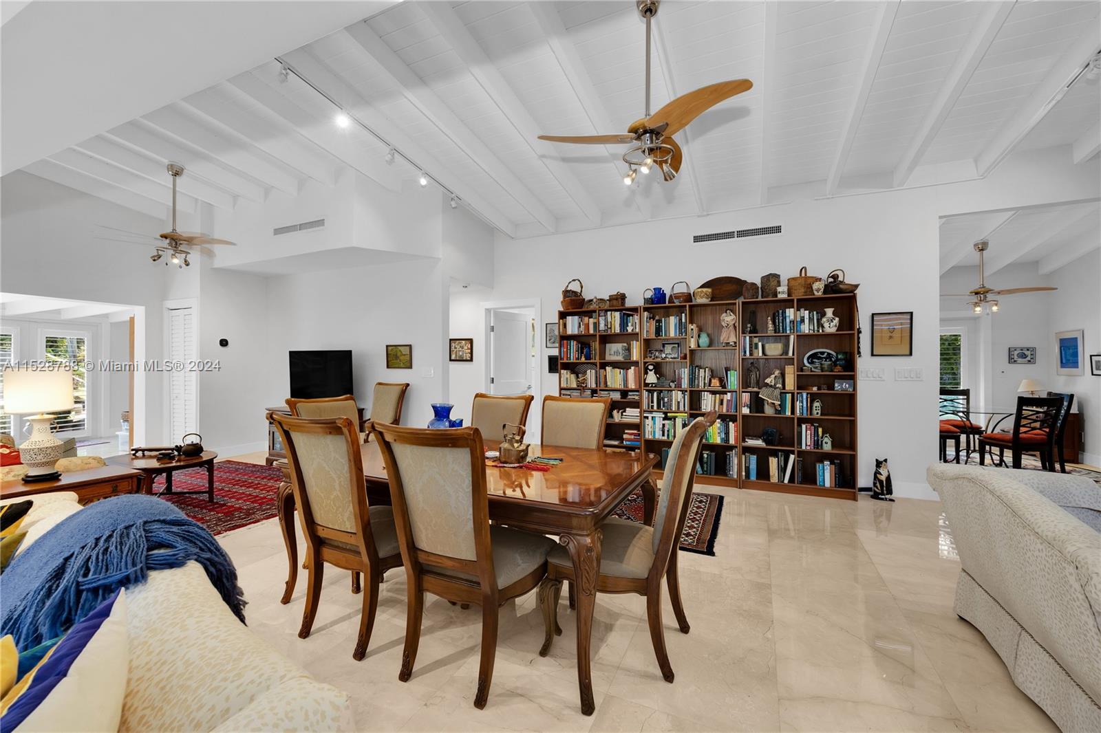 HOLIDAY ESTS - Residential