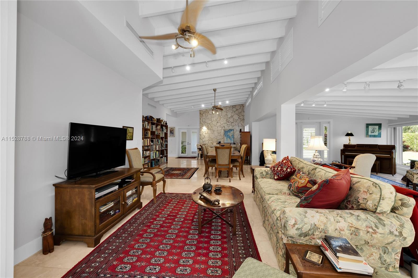 HOLIDAY ESTS - Residential