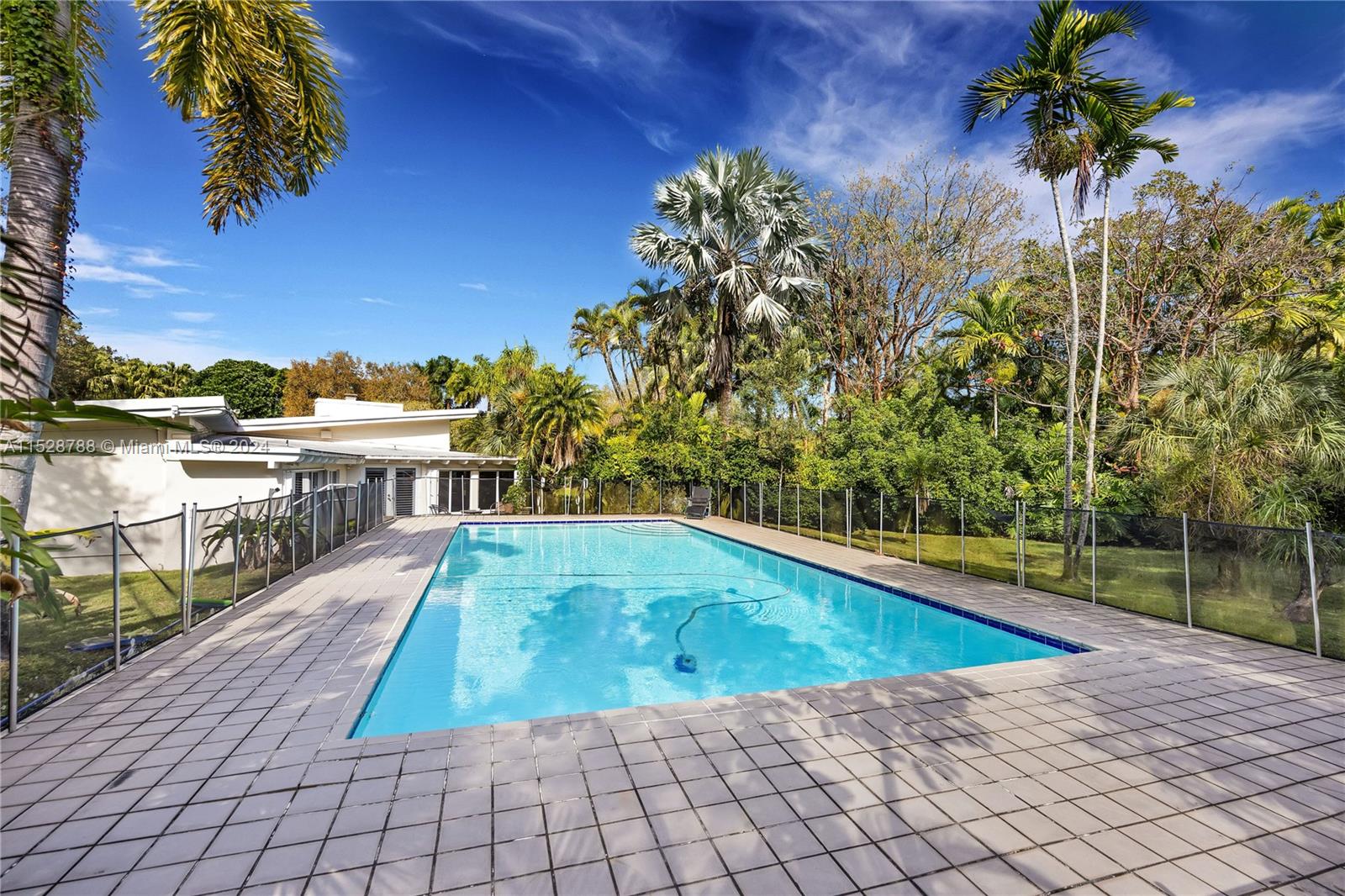 HOLIDAY ESTS - Residential