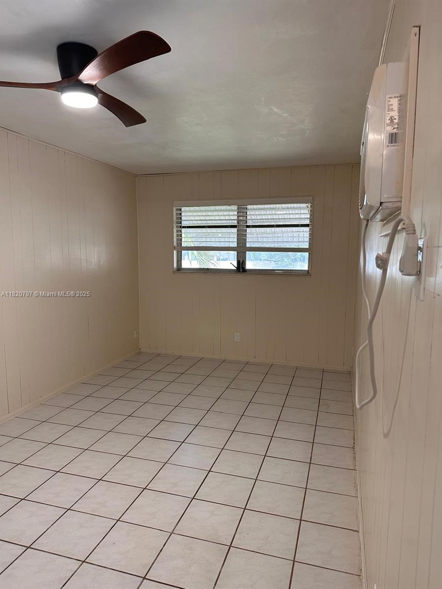 Nice efficiency with a private parking space located in the area of Hollywood Hills. This studio style efficiency is located close to major highways, hospitals, markets, entertaining and more. Due to the size of the studio, landlords prefer to rent to one person only and may consider a small cat as a pet.