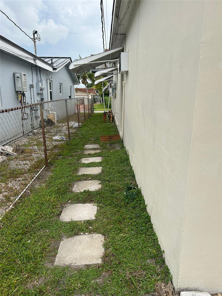 Rental Property at 1919 N 38th Ave 1, Hollywood, Broward County, Florida - Bedrooms: 1 
Bathrooms: 1  - $1,300 MO.