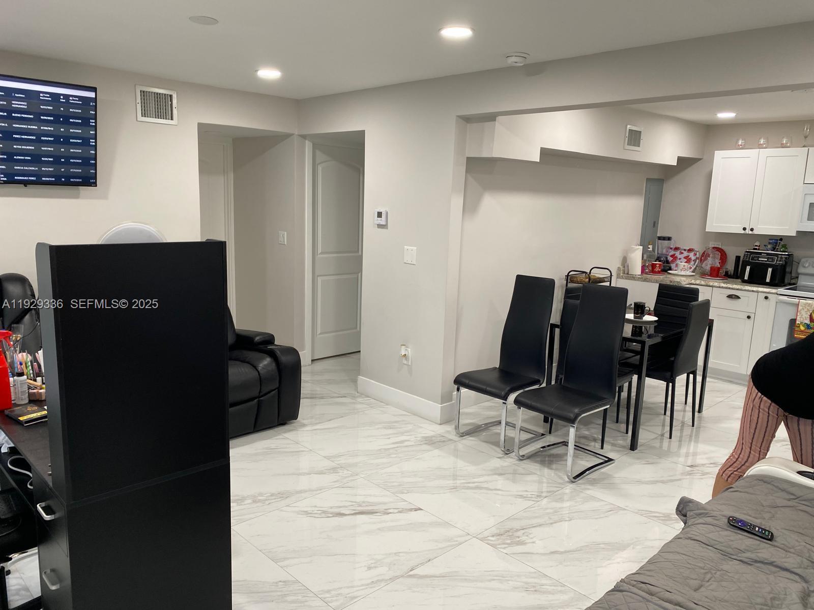 FLAMINGO ESTATES - Residential Lease