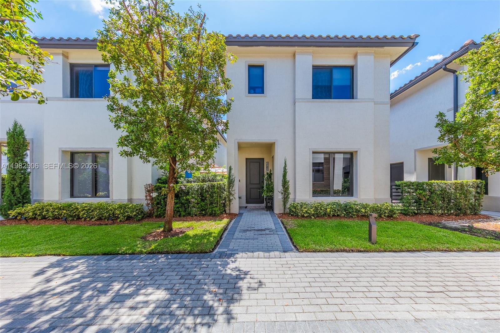 DOWNTOWN DORAL SOUTH PHAS - Residential