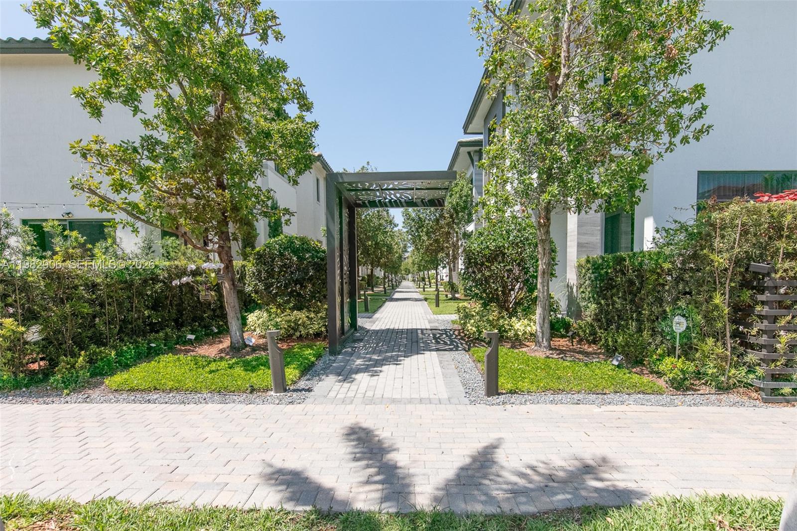 DOWNTOWN DORAL SOUTH PHAS - Residential