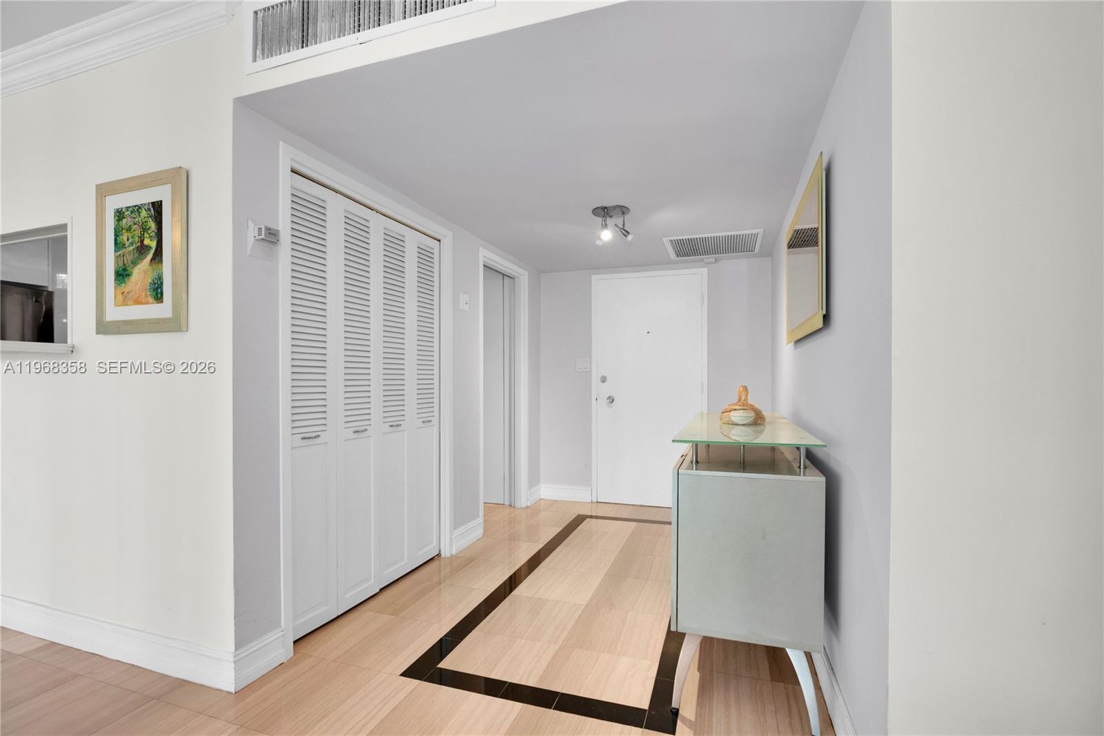 KING COLE CONDO - Residential