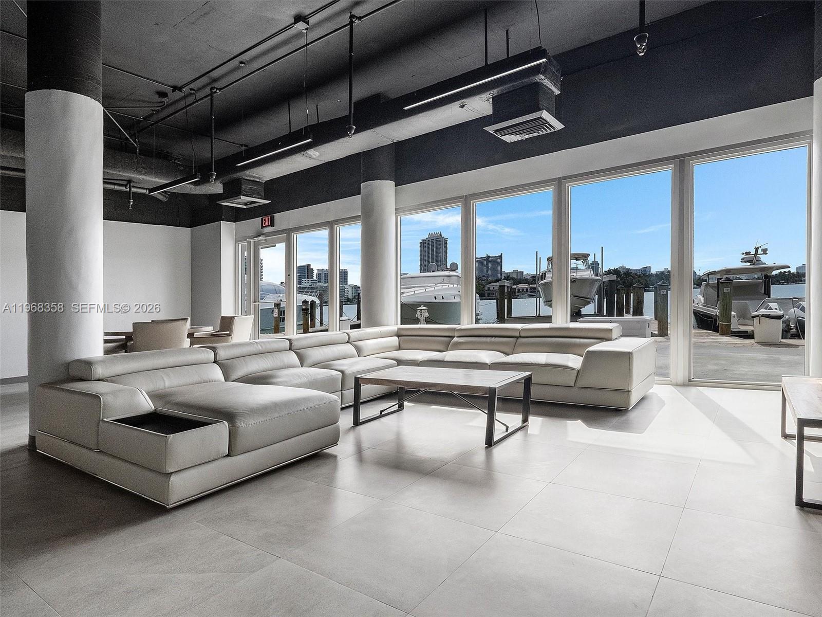 KING COLE CONDO - Residential