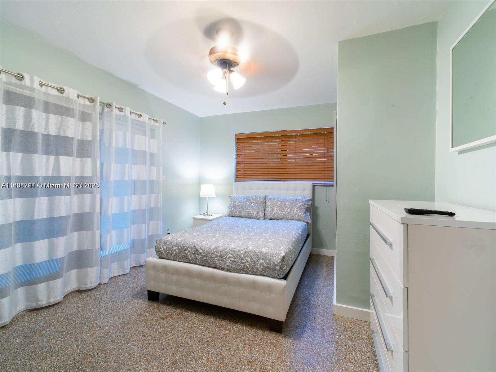 HOLLYWOOD PLACE - Residential