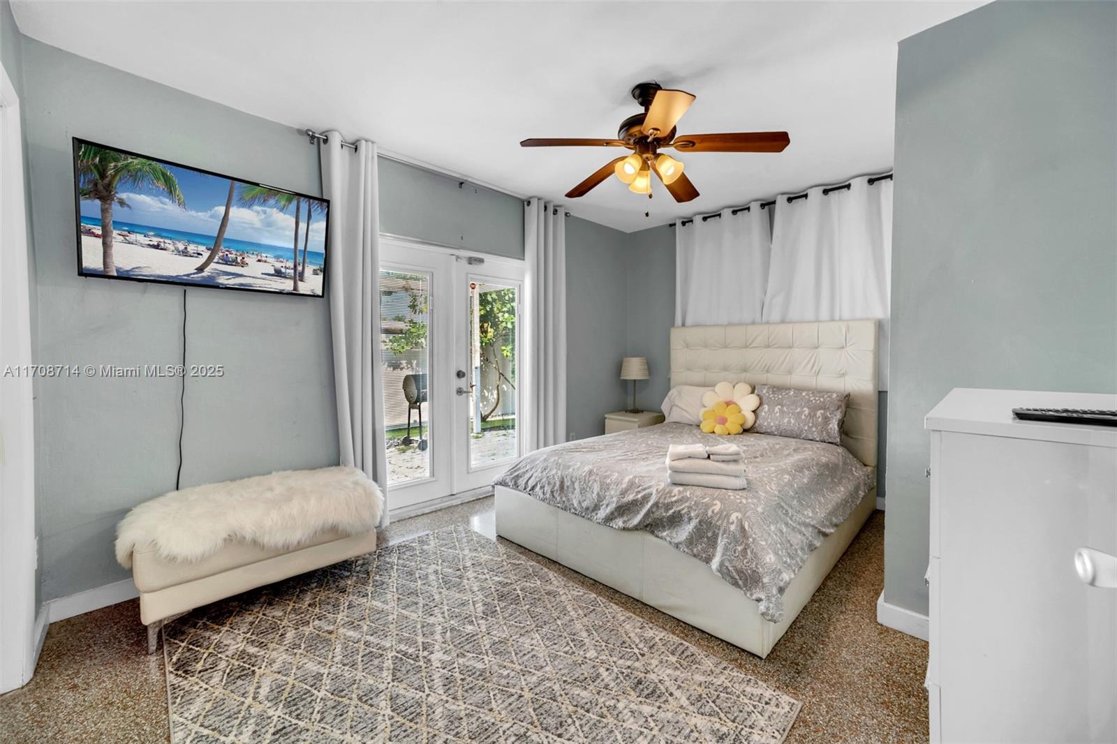 HOLLYWOOD PLACE - Residential