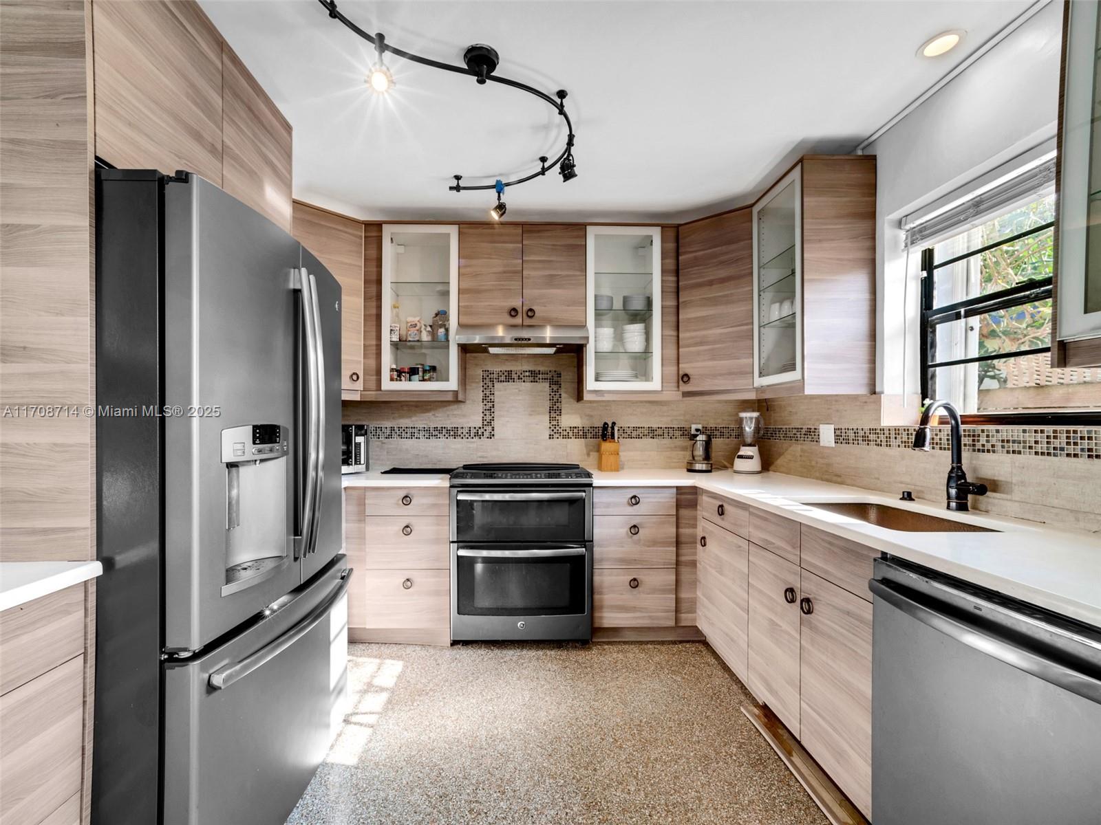 HOLLYWOOD PLACE - Residential