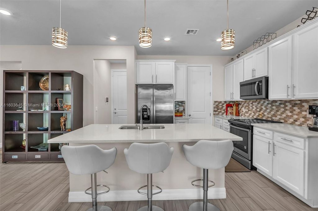 Photo of 1524 Myrtle Oak Ter, Hollywood, FL 33021 (MLS # A11603645)