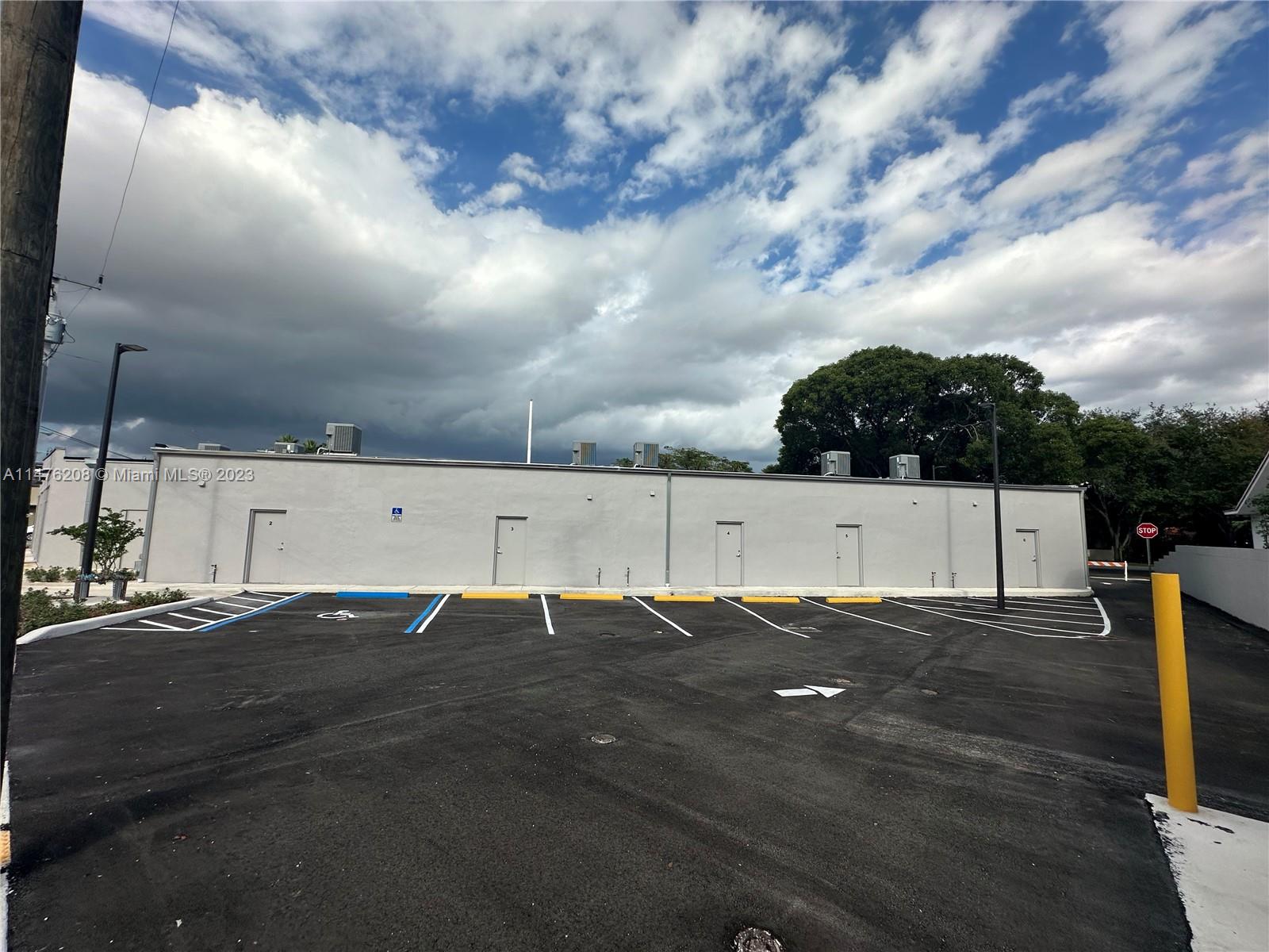 10 S Royal Poinciana Blvd