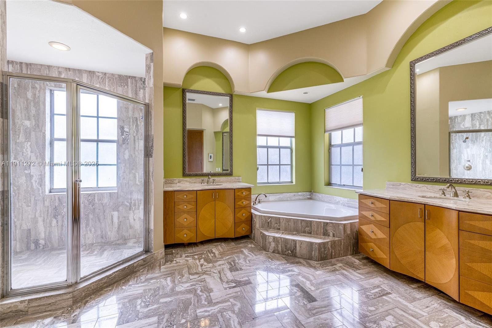 PINECREST MANSIONS - Residential