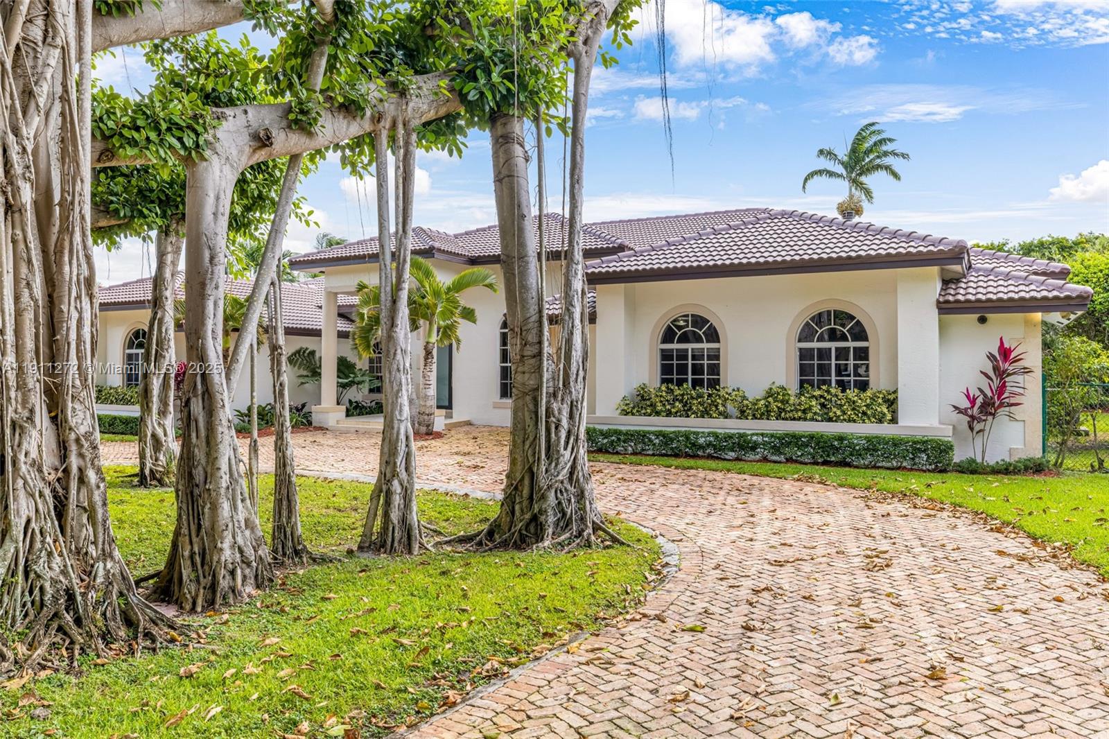 PINECREST MANSIONS - Residential