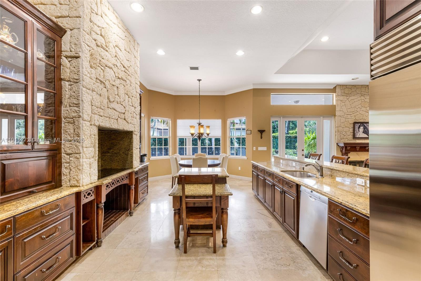 PINECREST MANSIONS - Residential