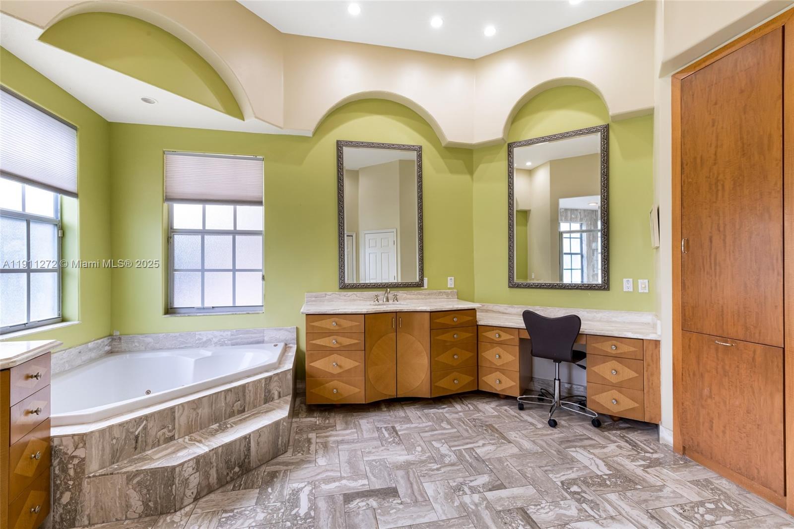 PINECREST MANSIONS - Residential