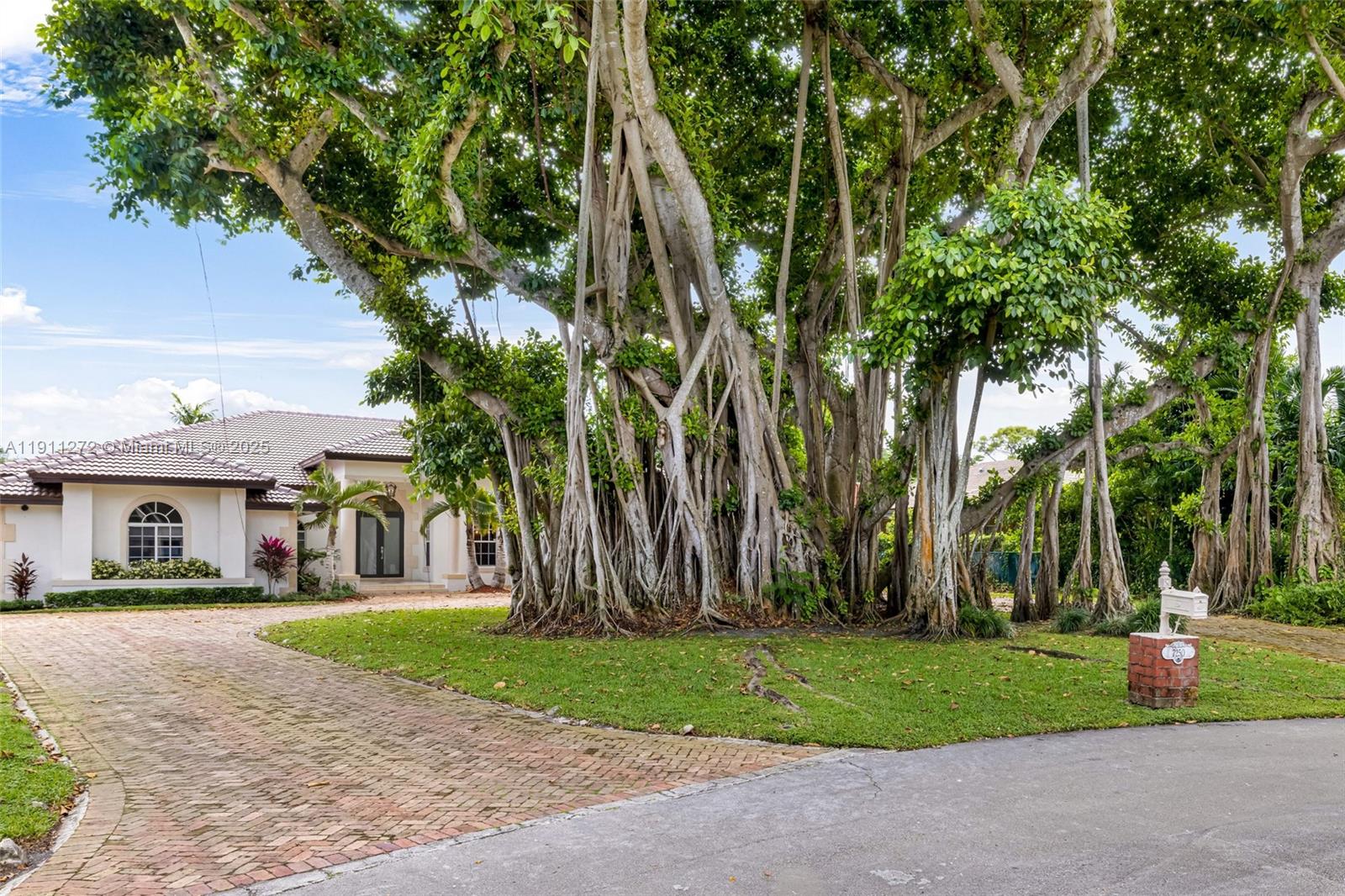 PINECREST MANSIONS - Residential