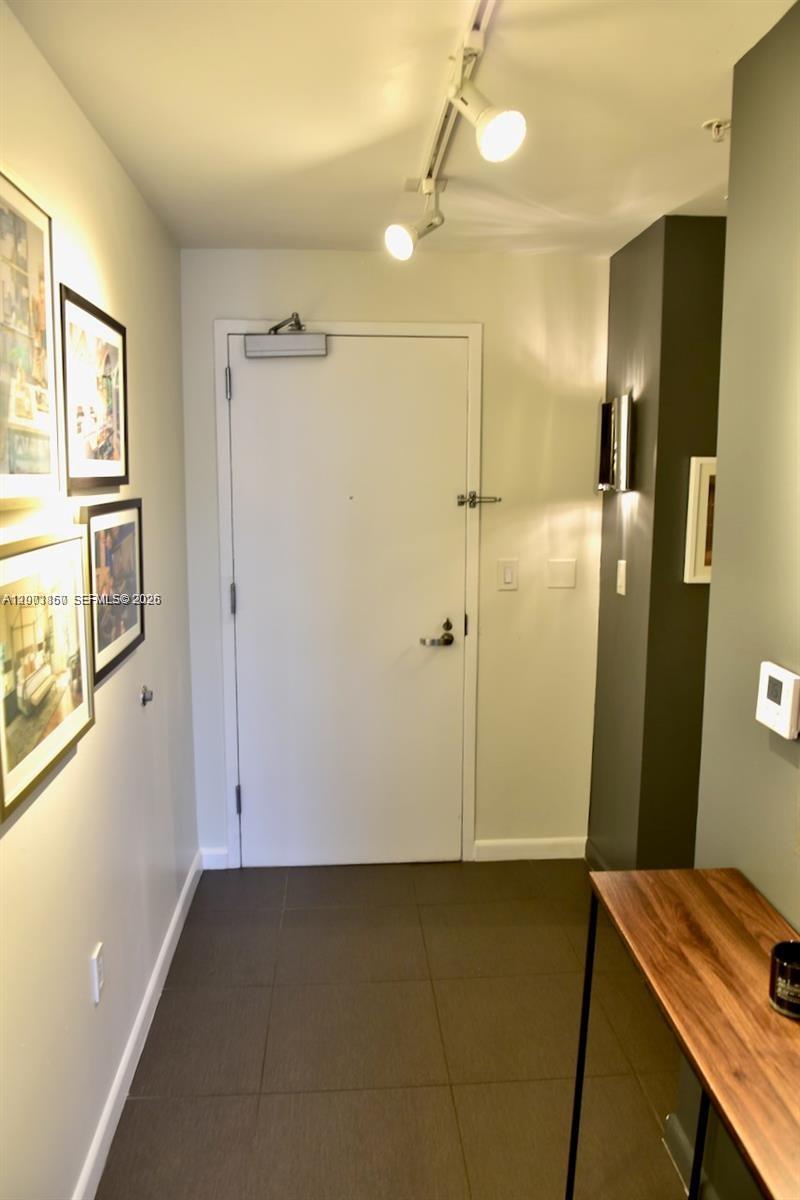 MIDBLOCK MIAMI CONDO - Residential