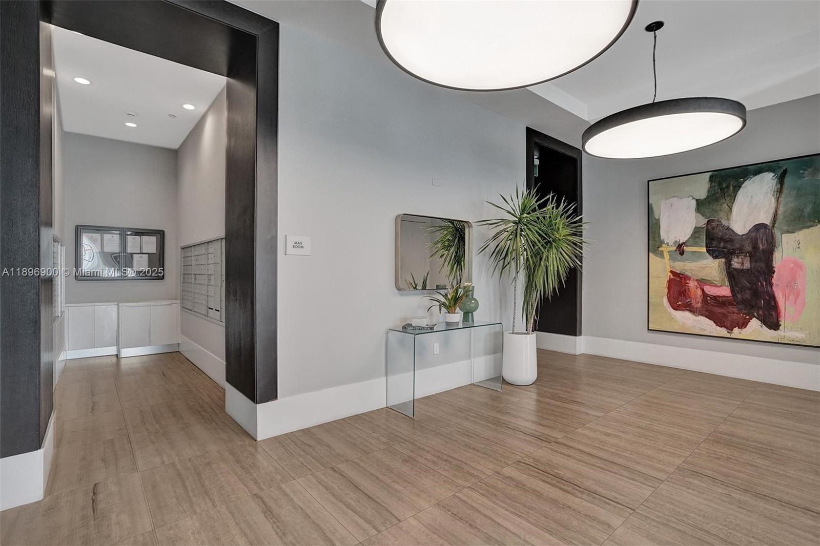 HOLLYWOOD STATION RES CON - Residential