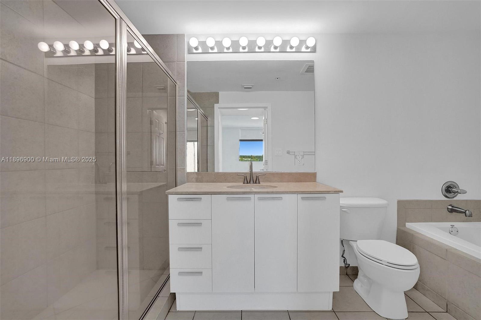 HOLLYWOOD STATION RES CON - Residential