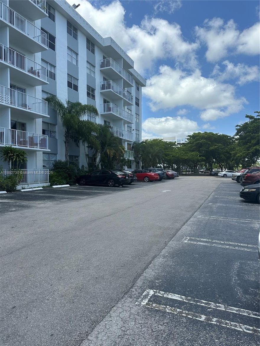 NICE 1/1 IN NORTH MIAMI BEACH. 2ND FLOOR WITH levator THE UNIT IS READY TO MOVE IN. THE PROPERTY LOCATION DISTANCE RESTAURANTS, BEACHES, AVENTURA, MOST MAJOR HIGHWAYS ARE WITHIN A FEW MILES WALKING DISTANCE TO RESTAURANTS, SUPERMARKETS, PUBLIC TRANSPORTATION, AND MUCH MORE. WASHER AND DRYER FACILITY IN THE BUILDING