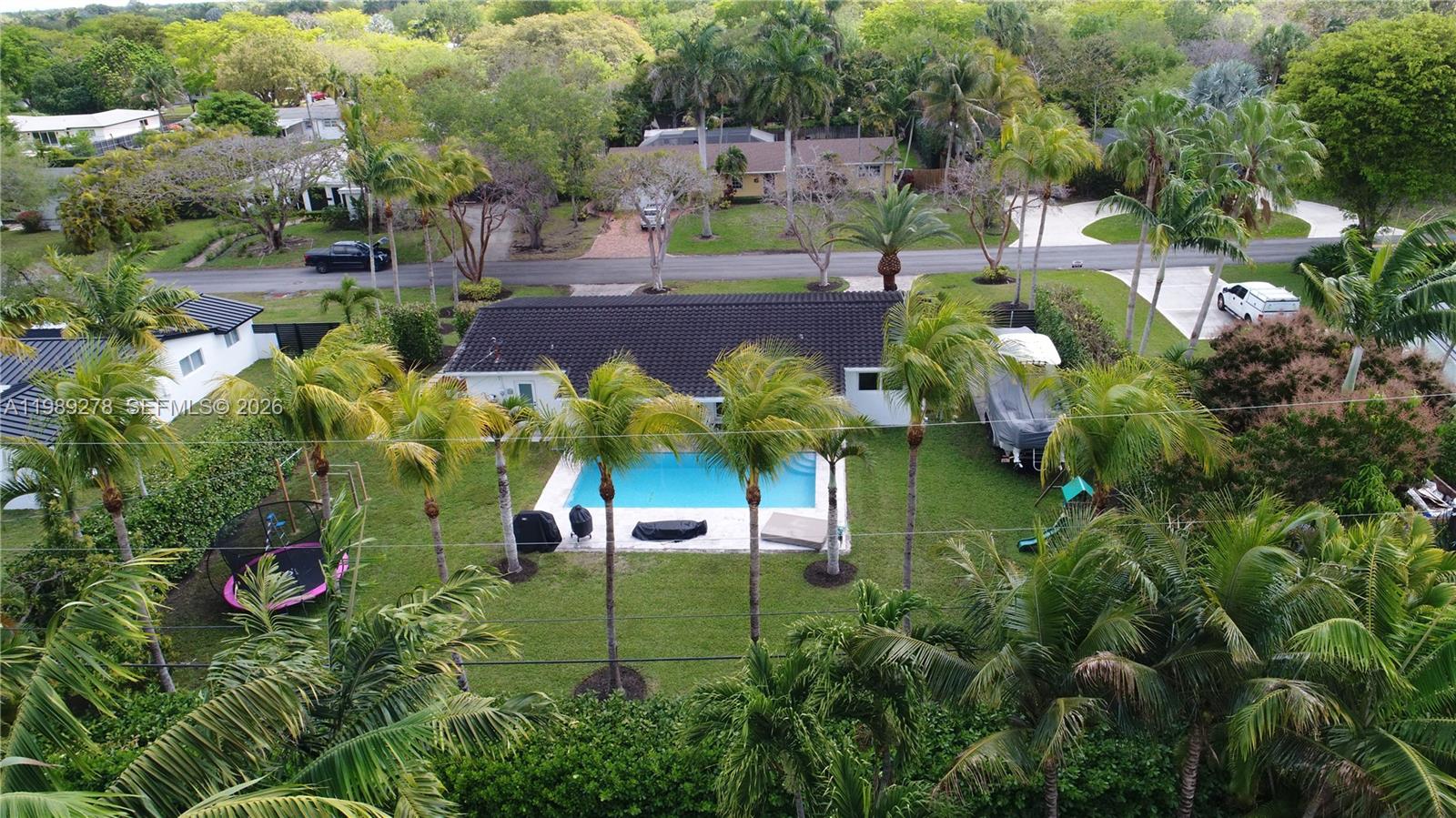 15720 SW 87th Ct, Palmetto Bay, FL, 33157/$980,000 2 15720 SW 87th Ct