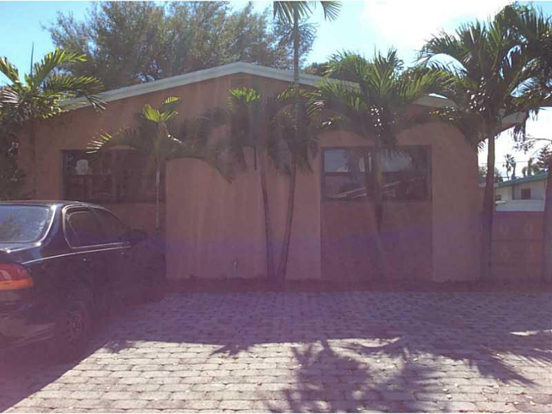 Great spacious 2/1 duplex for rent in Hallandale. New refrigerator & stove. Central A/C. New roof. Walks to school & park. Close to Beaches, I-95 & Aventura Mall.