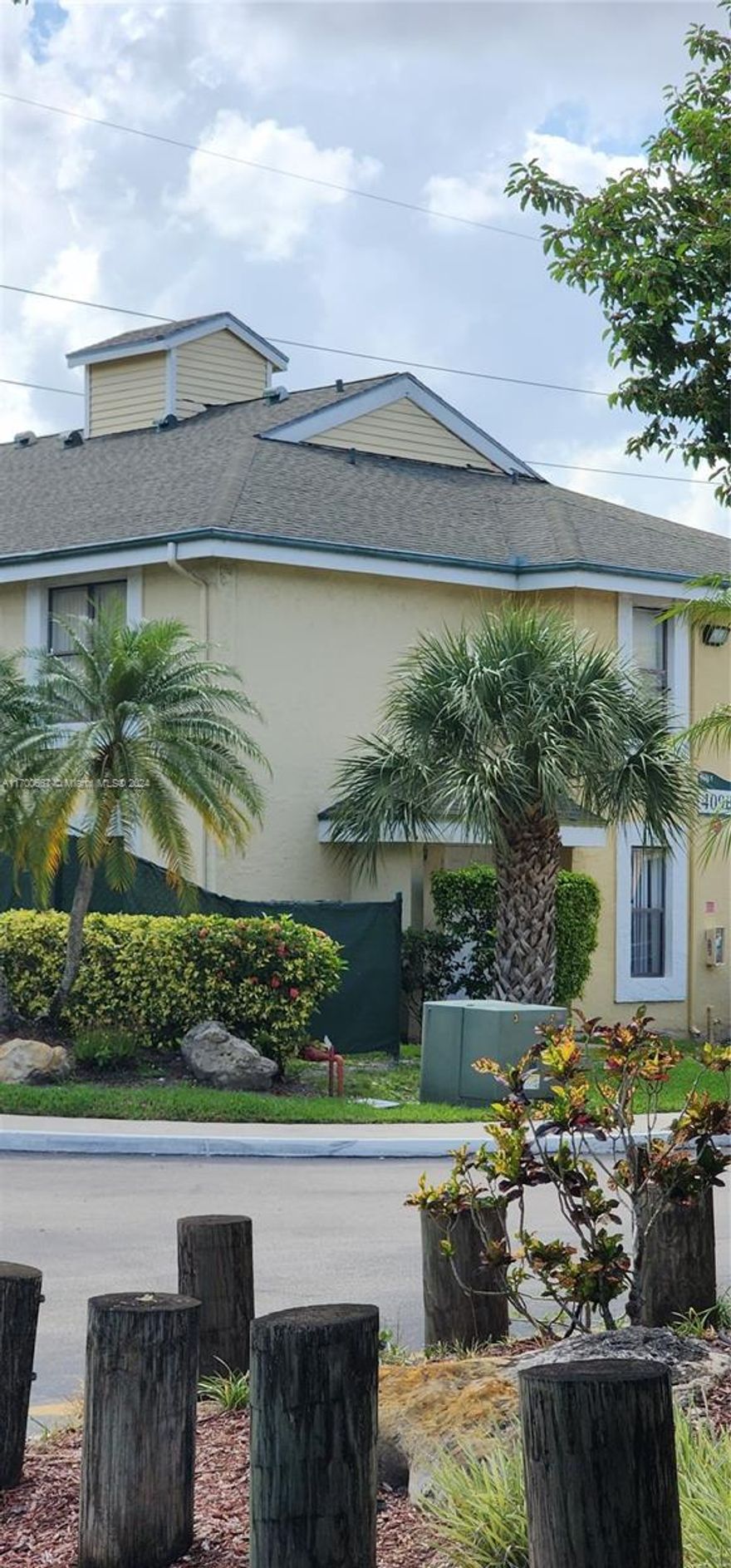 Spacious 2bed/2bath plus den. Washer and dryer in the unit. Very close to Sawgrass Mall, schools and mayor highways. Unit is rented until February, 2025. Call LA for showings