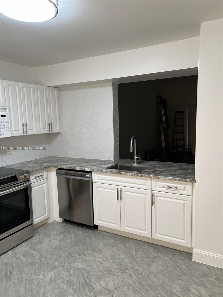 808 Lakeview Cir 808