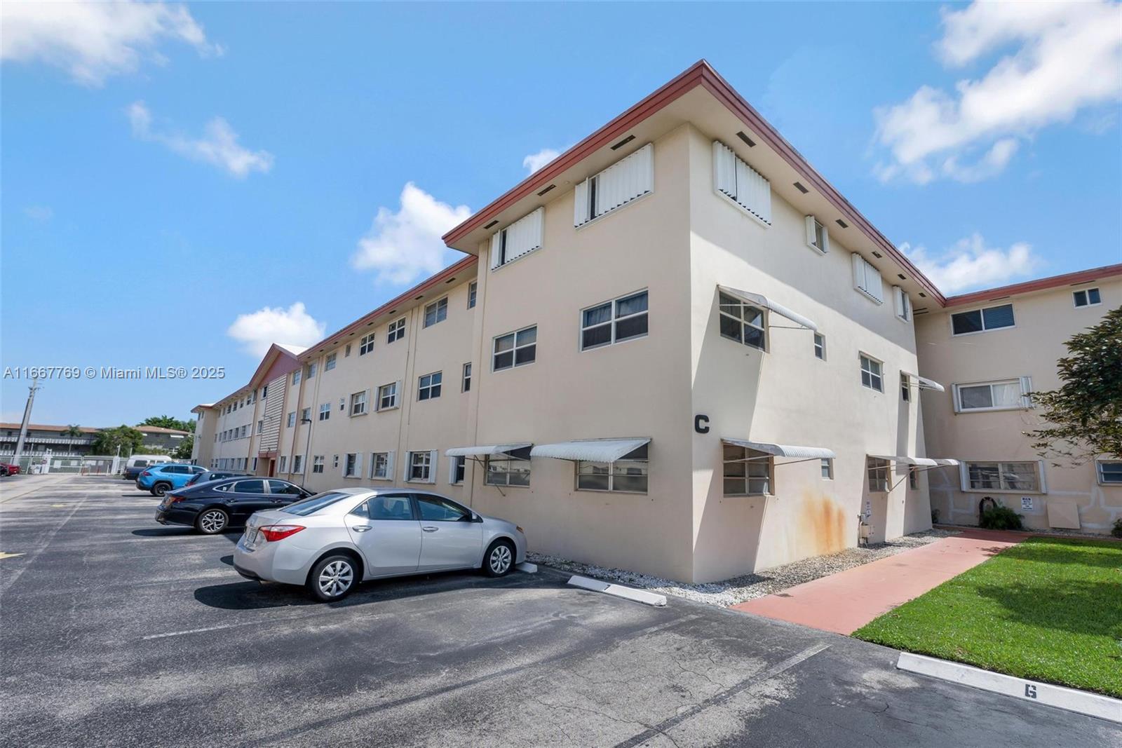 BEVERLY HILLS CONDO NUMBE - Residential