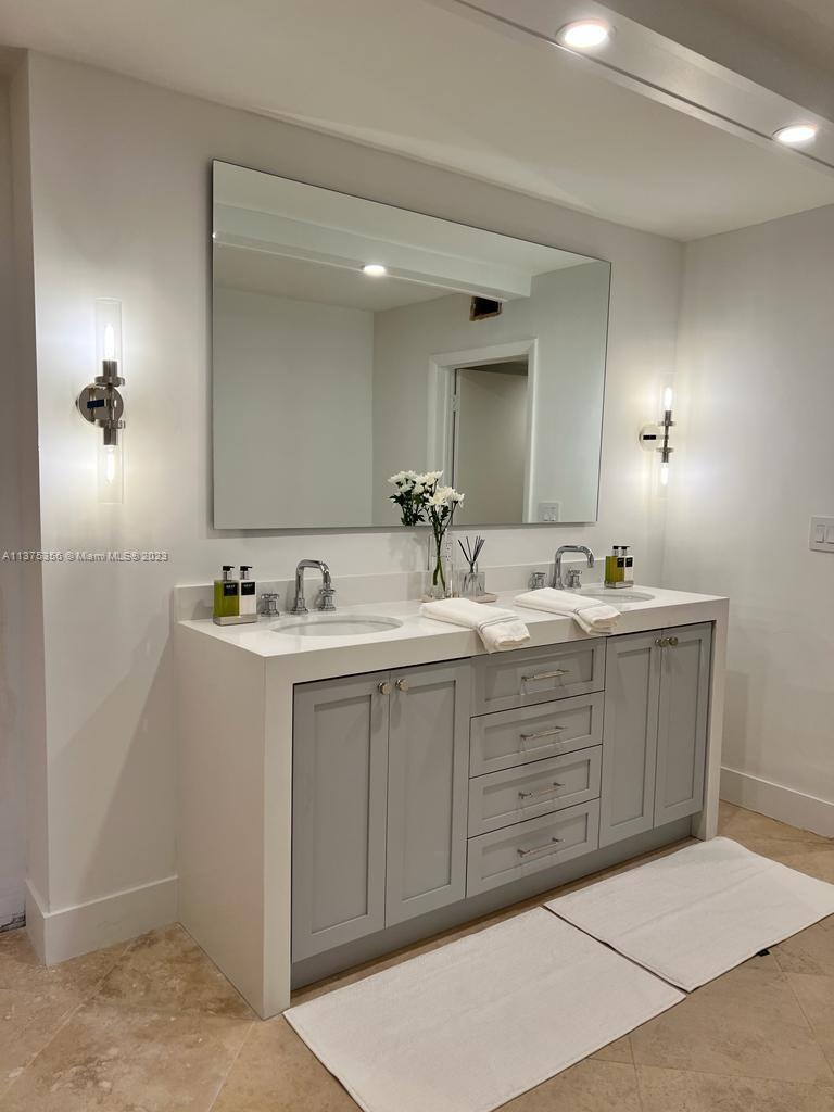 EXCEPTIONAL APARTMENT IN THE SANDS OF KEY BISCAYNE EXCLUSIVE BUILDING. BRAND NEW KITCHEN AND RENOVATED BATHROOMS AND CLOSETS. 3 BIG BEDROOMS WITH 3 COMPLETE BATHROOMS AND BALCONY OVERLOOKING PALM TREES. EASY ACCESS TO THE POOL AND BEACH. THE BUILDING WAS RENOVATED 2 YEARS AGO INCLUDING LOBBYS AND COMMON AREAS SUCH AS POOL AND OTHER RECREATIONAL SPACES.