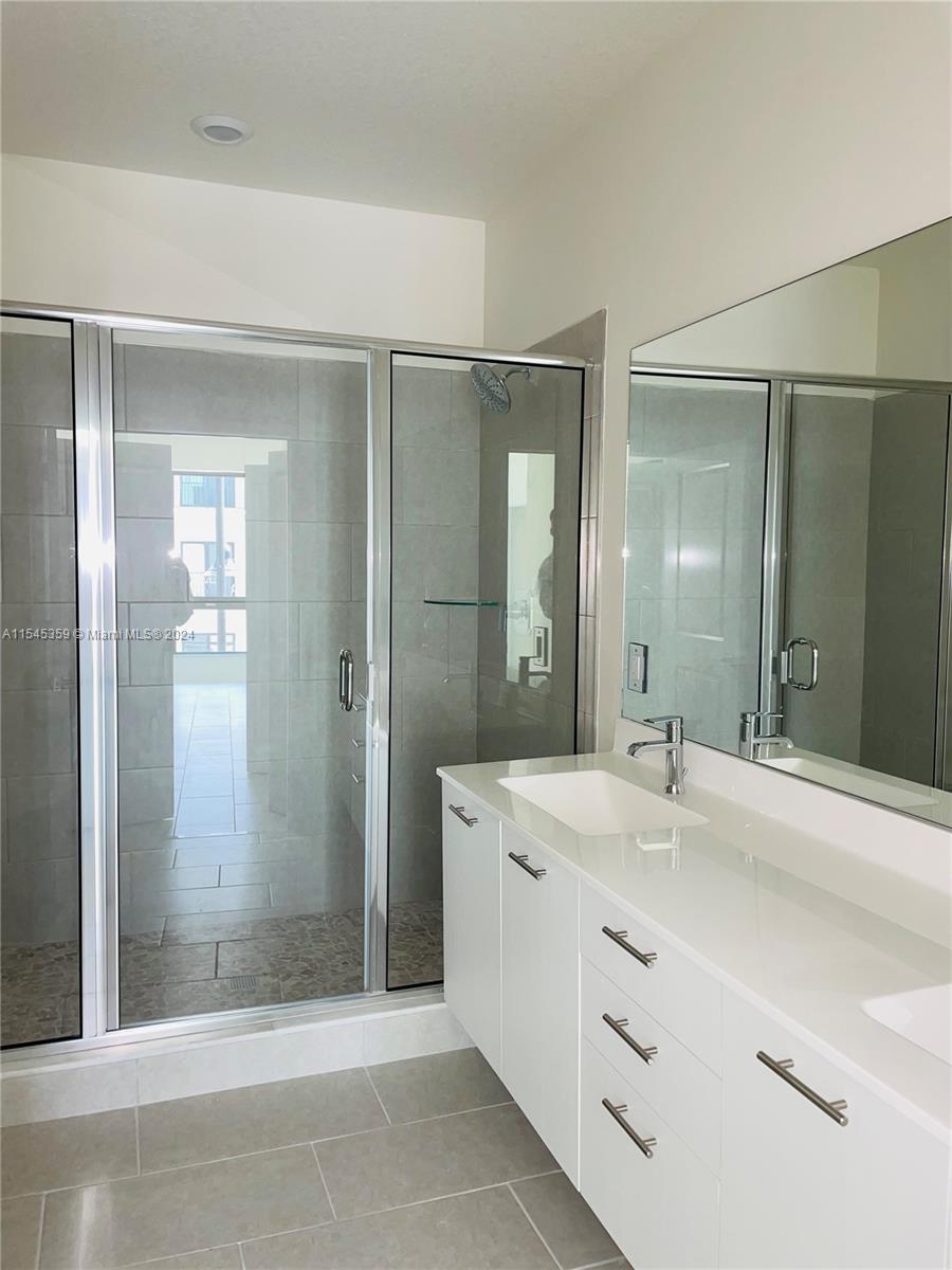 DOWNTOWN DORAL SOUTH PHAS - Residential Lease