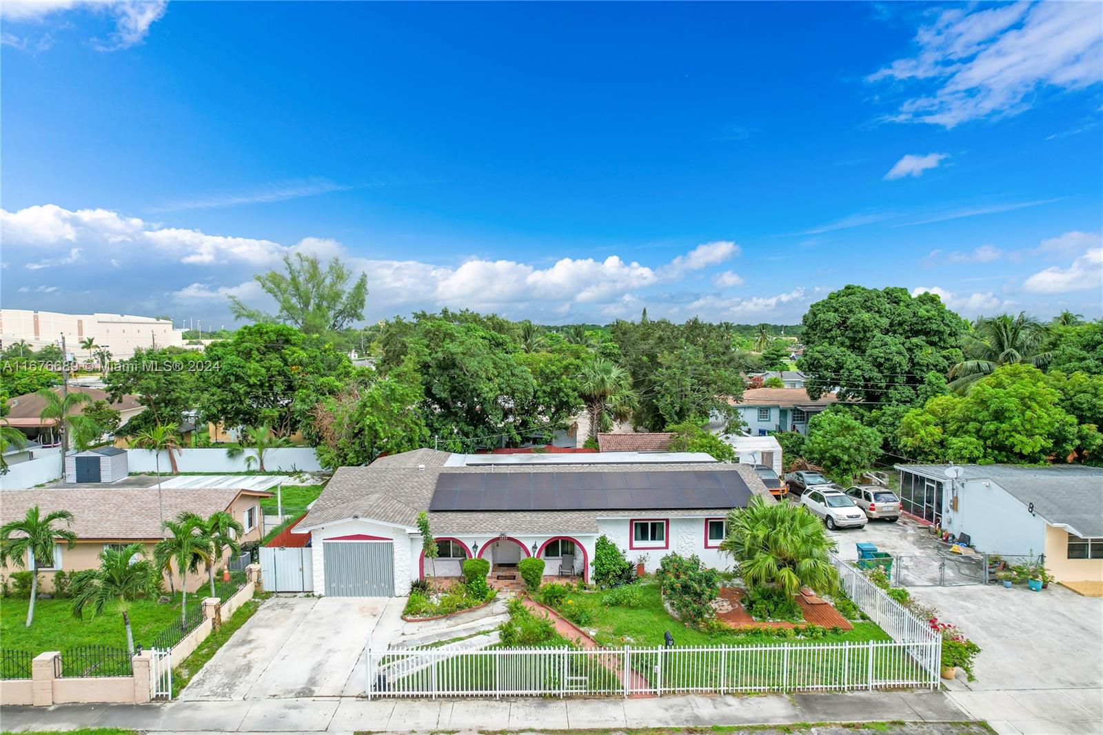 3265 Nw 211th St, Miami Gardens, Broward County, Florida - 6 Bedrooms  
2 Bathrooms - 