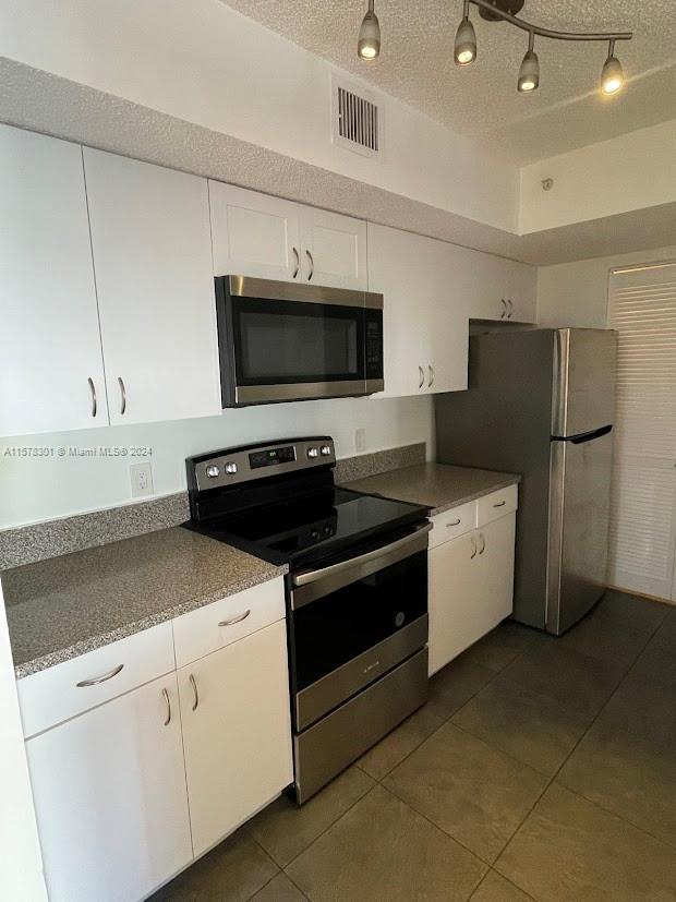 Rental Property at 440 S Park Rd Rd 4-203, Hollywood, Broward County, Florida - Bedrooms: 2 
Bathrooms: 2  - $2,200 MO.