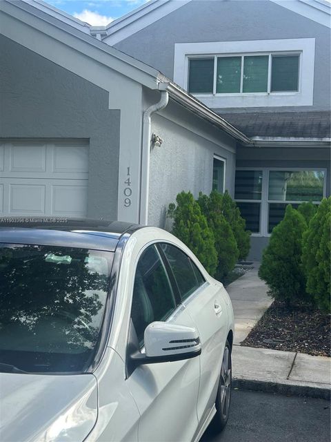 Photo of 1409 NW 124th Ave, Pembroke Pines, FL 33026 (MLS # A11903396) Photo of 1409 NW 124th Ave, Pembroke Pines, FL 33026 (MLS # A11903396)