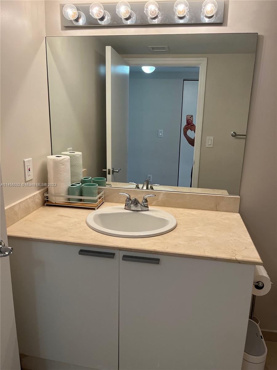 LA PERLA CONDO - Residential Lease