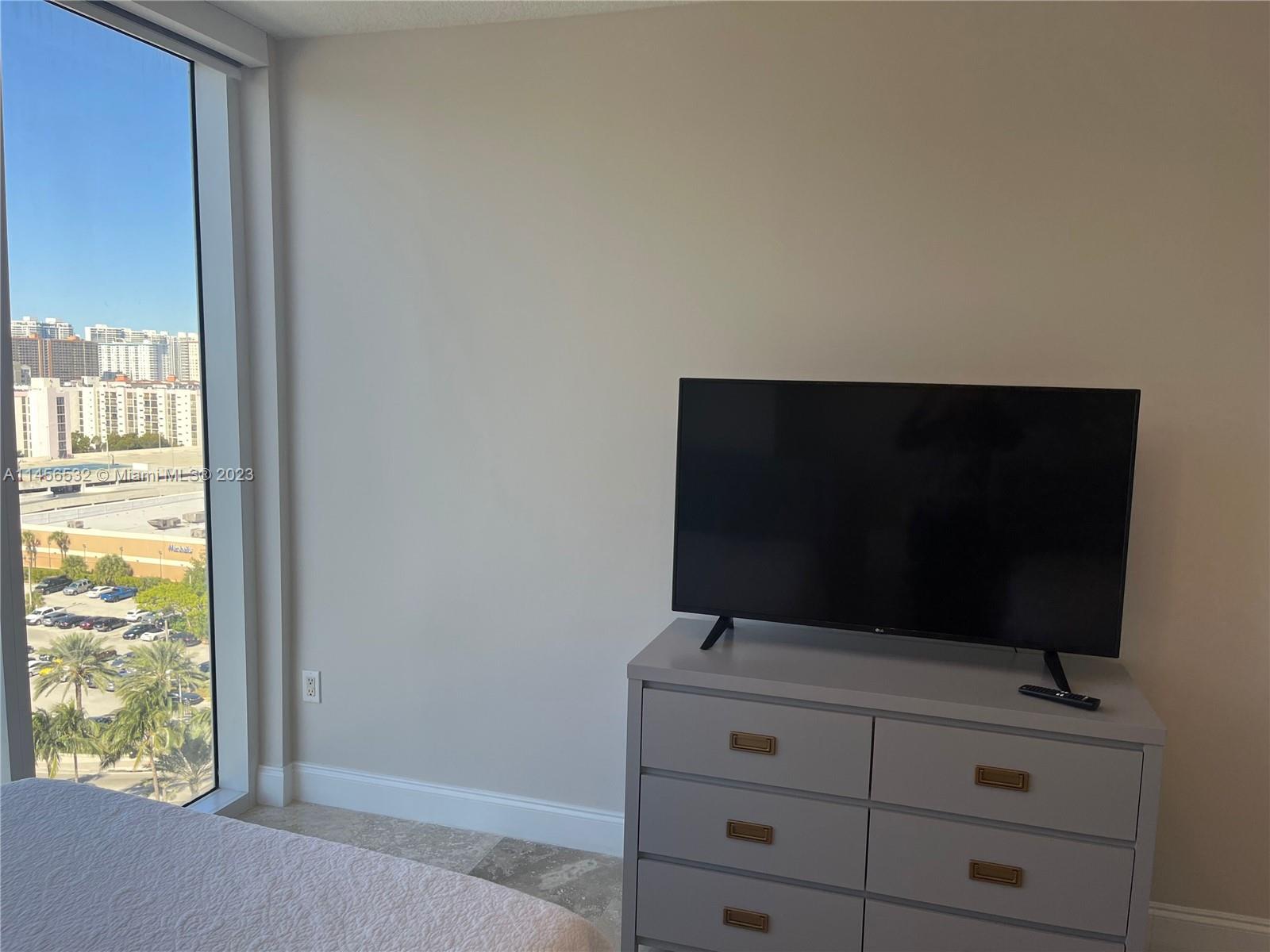 LA PERLA CONDO - Residential Lease