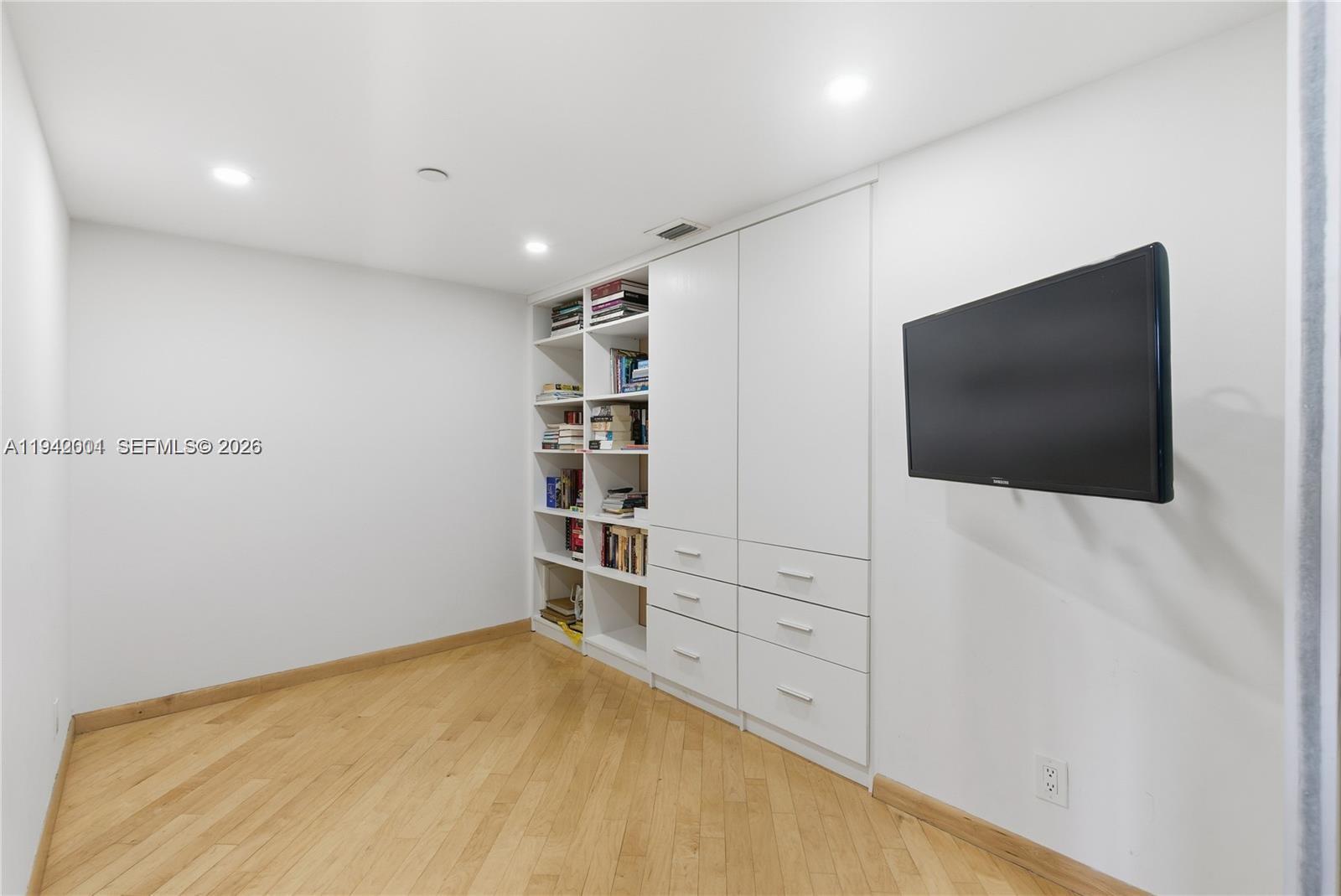 HARBOR TWS AT THE WATERWA - Residential