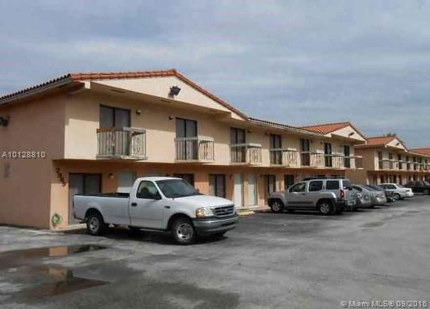 First floor 2/1.5 Townhouse centrally located near mall/airport. Master bedroom has a balcony. "WATER IS NOT INCLUDED IN THE RENTAL PAYMENT".