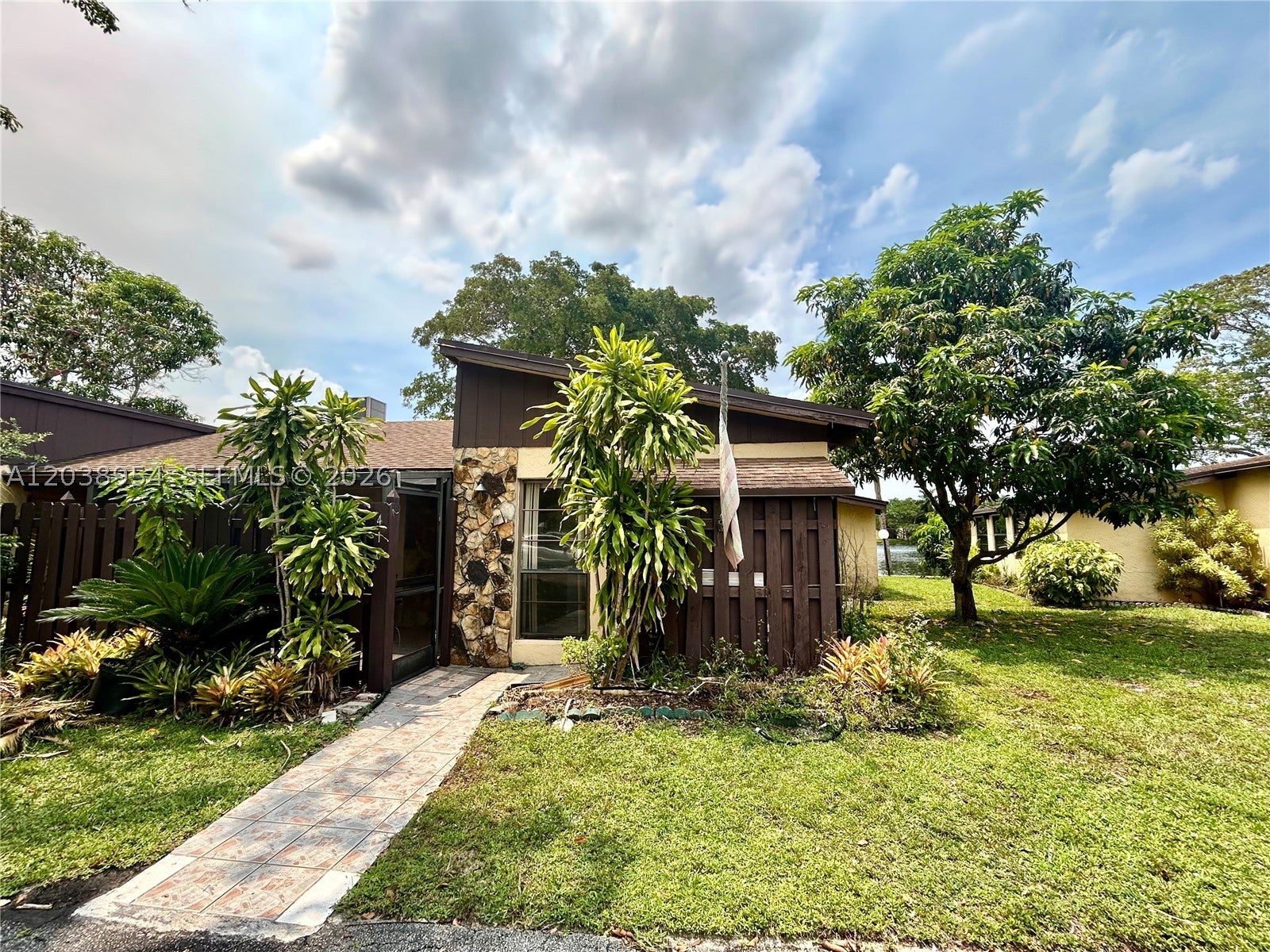 416 Briarwood Cir