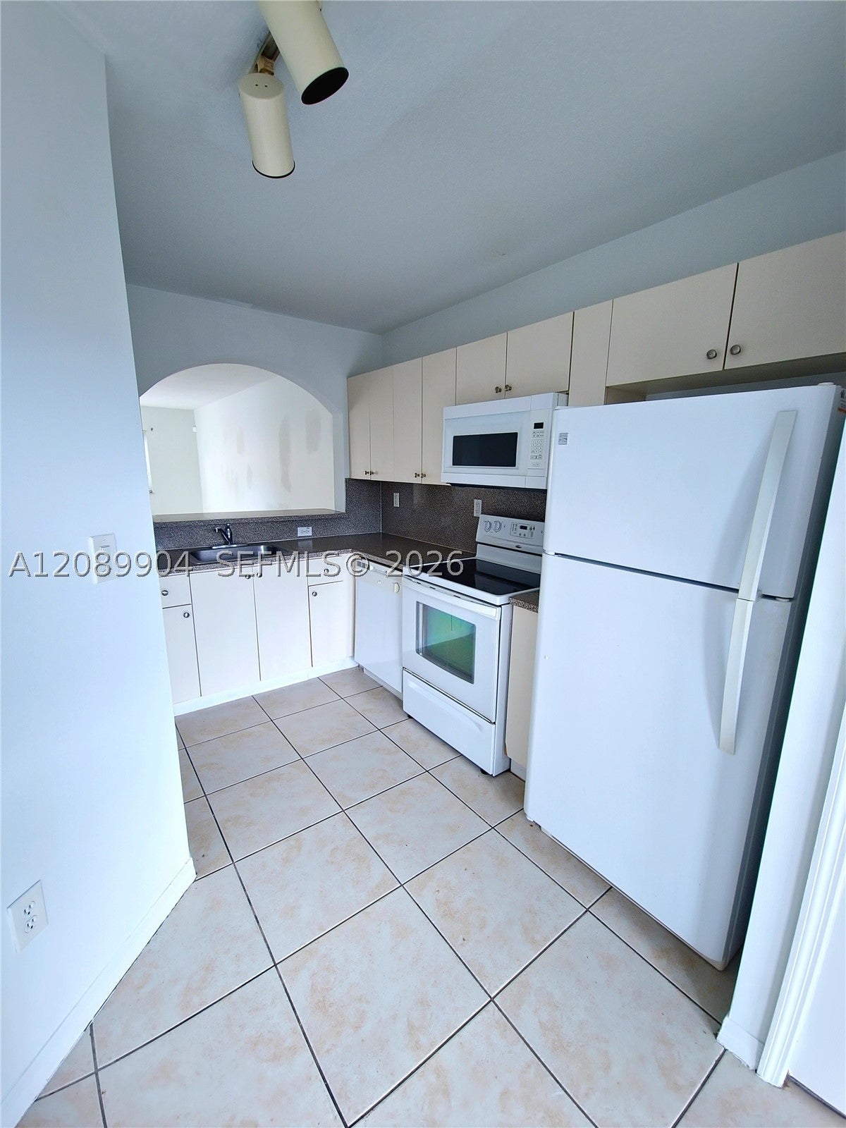 940 NE 33rd Ter 102
